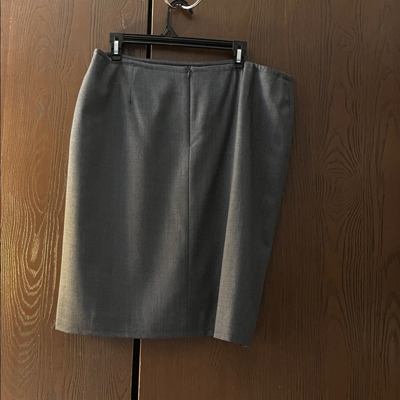 Jones New York gray Pencil skirt. Size 16. - Picture 6 of 8